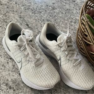 Womens Nike react infinity run shoe BRAND NEW worn once at an indoor gym.